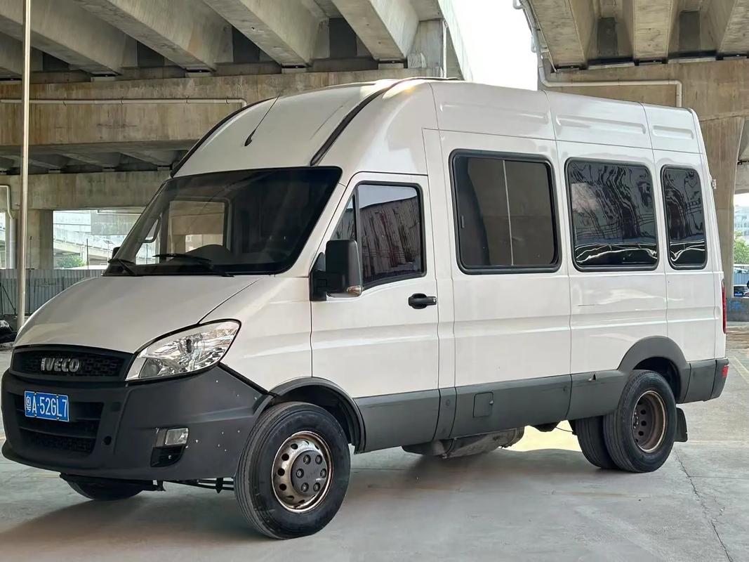 依维柯四驱7座／新款依维柯七座多少钱四驱