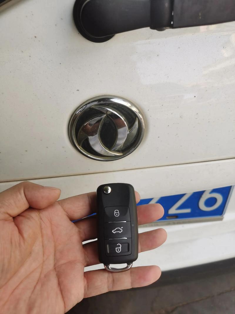 东风景逸x5车钥匙怎么换电池(东风景逸x5钥匙电池拆装教程视频)